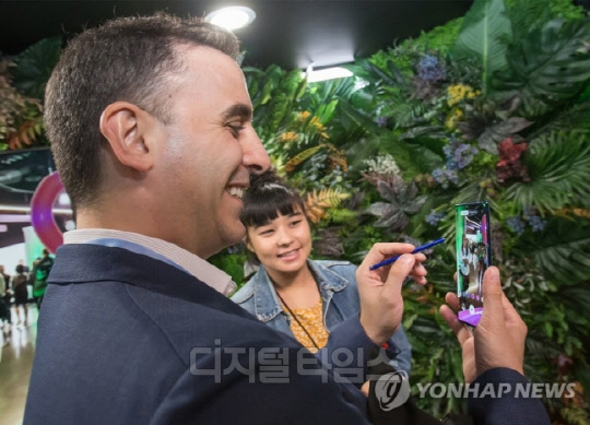 미국 뉴욕 바클레이스 센터에서 열린 '삼성 갤럭시 언팩 2019'에서 관람객이 '갤럭시 노트10' 제품을 체험하고 있다.   연합뉴스